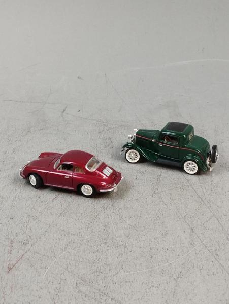 2 Samlarbilar. Porsche & Ford, China.