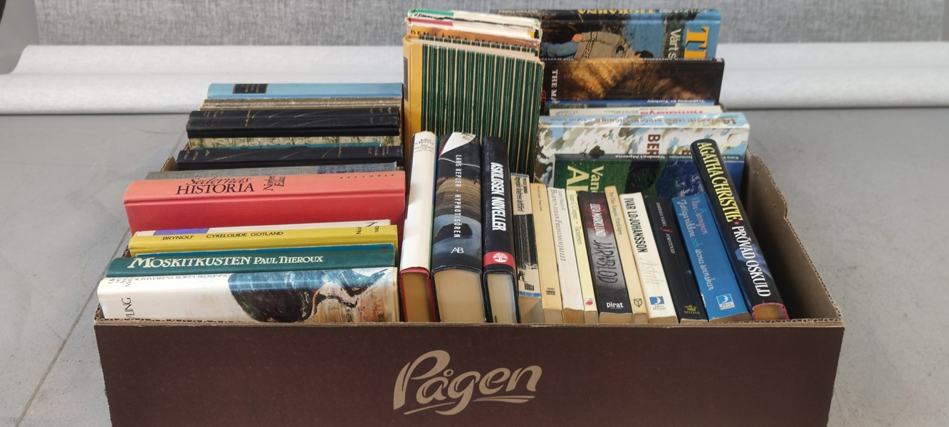 Böcker, bl.a Agatha Christie, Prövad oskuld.