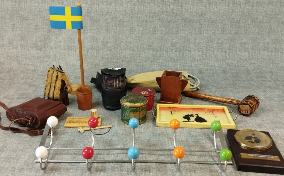 Diverse. Bl.a boule, barometer, kamera, strykjärn m.m.