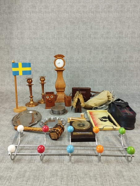 Diverse. Bl.a Malmljustakar, barometer, boule m.m.