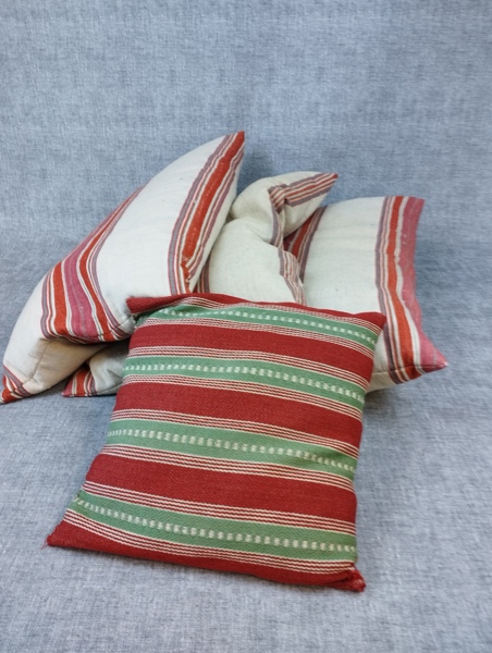 4 Kuddar. Bl.a Bolster.