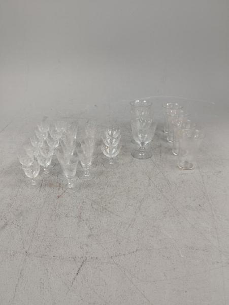 Äldre glas med slipad dekor.