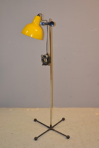 Golvlampa. Industri-stil