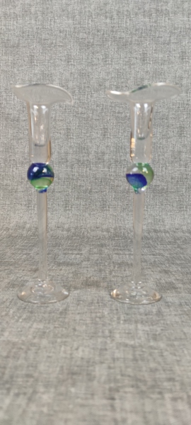 2 Handblåsta ljusstakar. Fabrikat okänt.