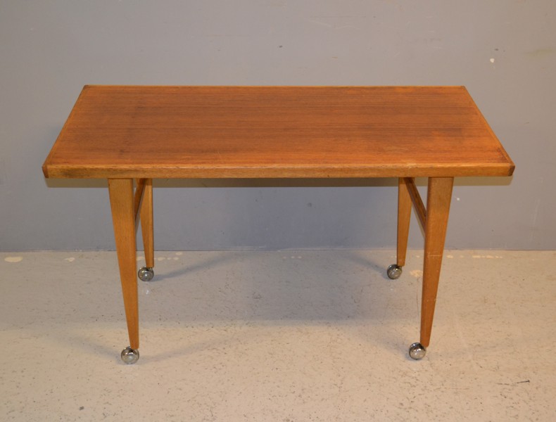 Soffbord på hjul. Teak.