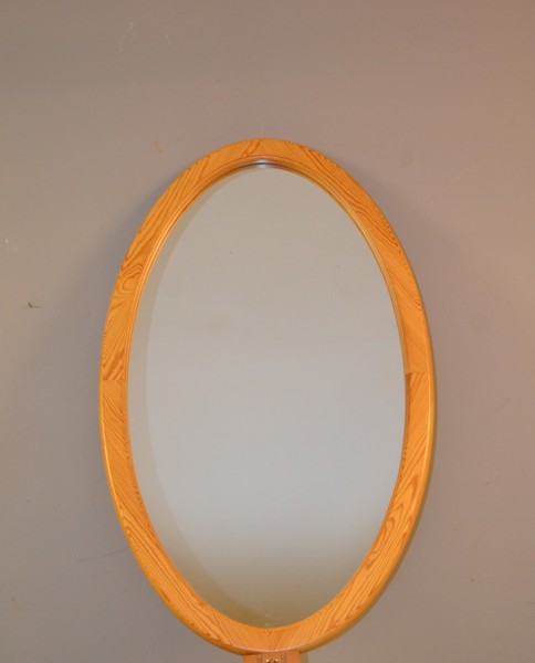 Oval spegel, furu, samtida.