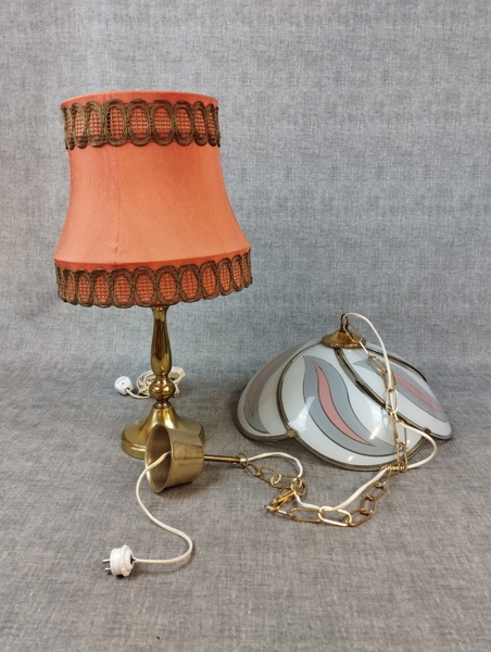 1 Taklampa & 1 bordslampa.