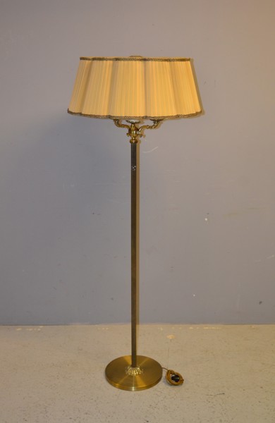 Golvlampa. Mässing, 1900 talet.