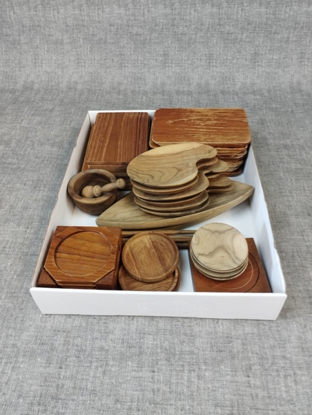 Diverse underlägg, brickor m.m. Bl.a Teak.