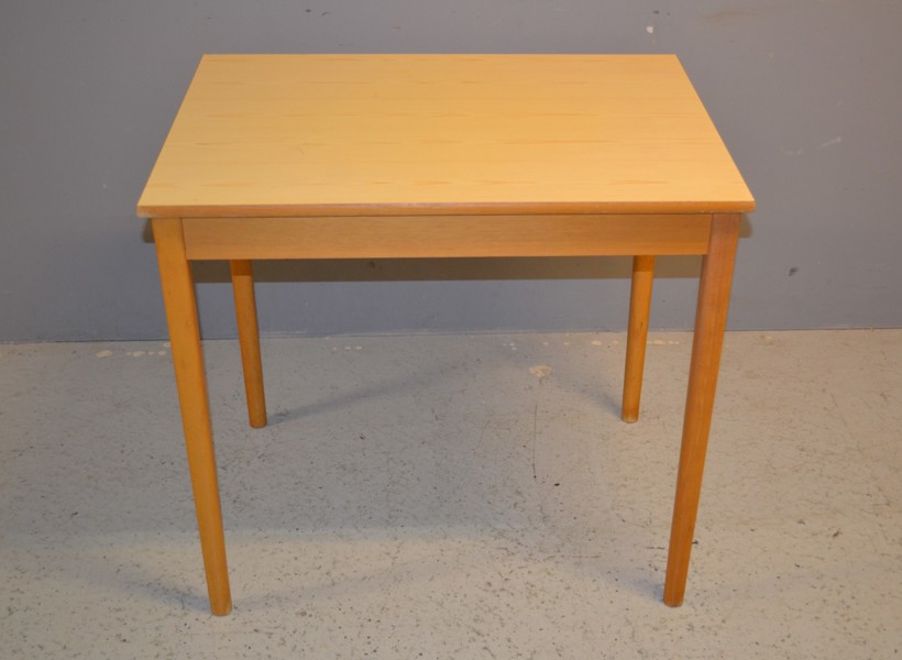 Litet bord. Perstorpsplatta.