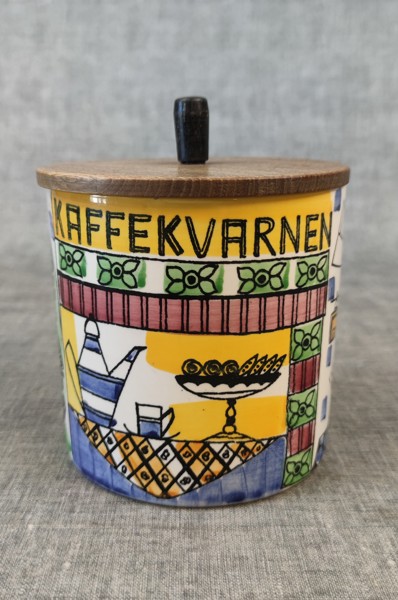 ANITA NYLUND. Lockburk, " Kaffekvarnen" från Vår lilla stad. JIE.