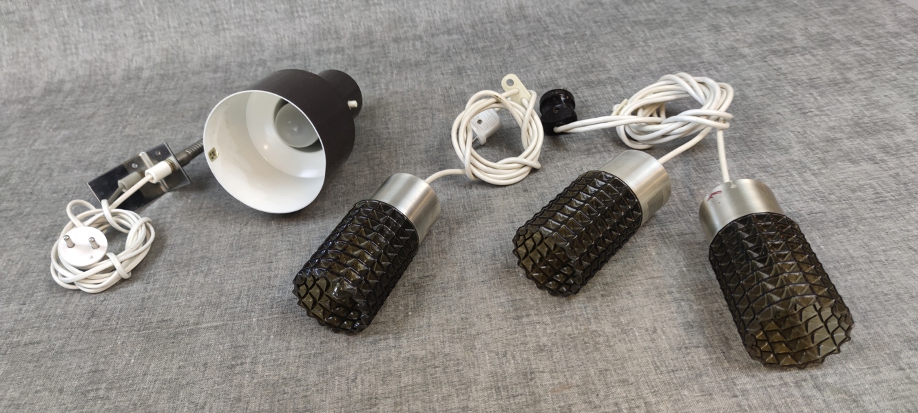 3 Fönsterlampor & en vägglampa.