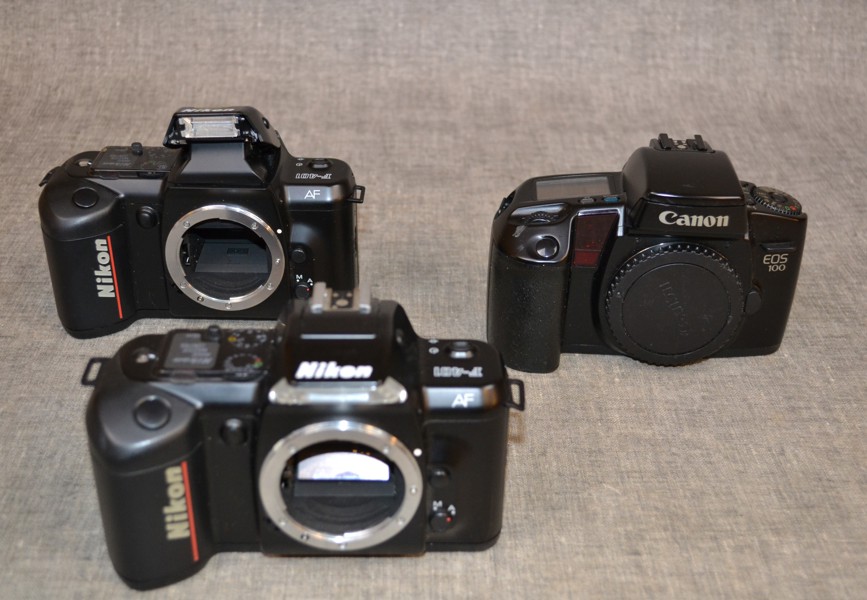 3 Analoga kameror. Canon EOS 100 & 2 Nikon F-401.