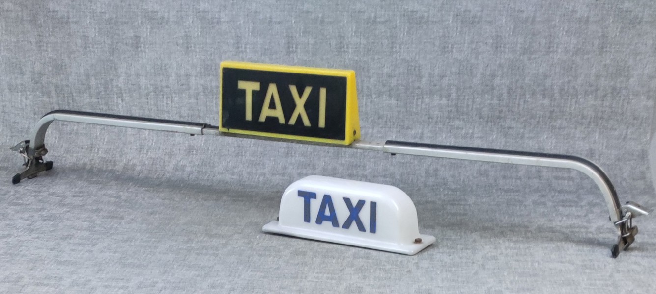 2 Äldre TAXI skyltar.