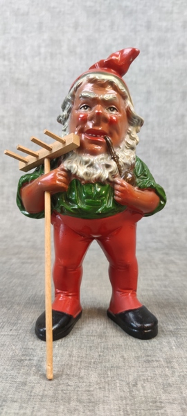 Tomte. Terracotta. Troligtvis Gräfenroda. 29cm hög.