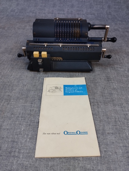 Räknemaskin med instruktionsbok. Original ODHNER.