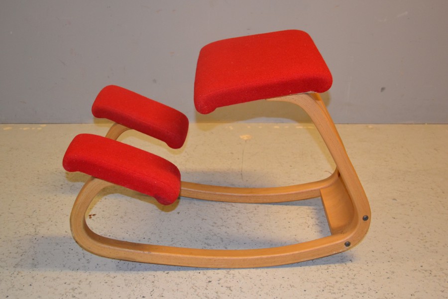 Knästol. "Variér Variable Balans", Stokke.