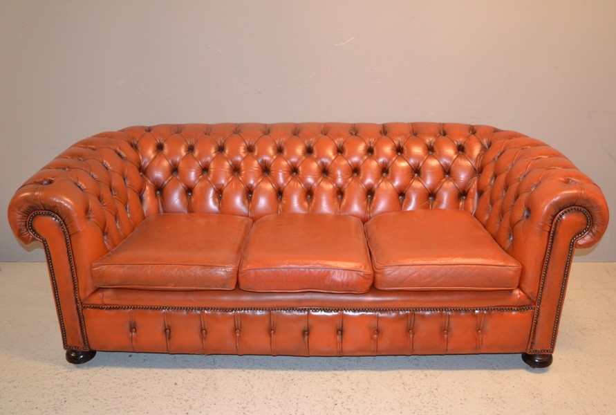 Soffa. Chesterfield-modell, Skinn.