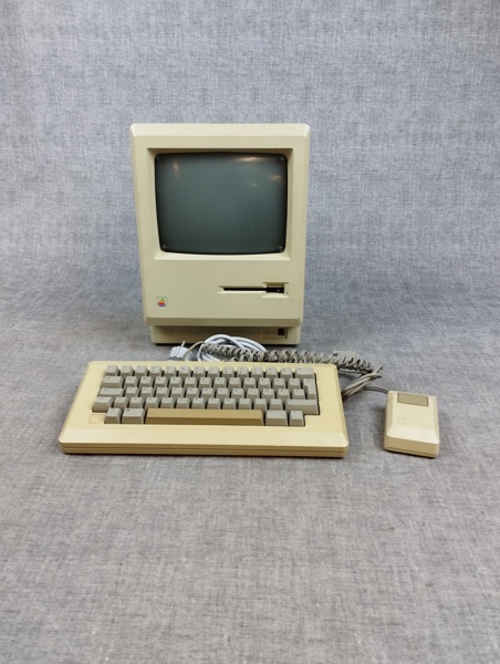 Äldre dator. Macintoch plus 1mb.