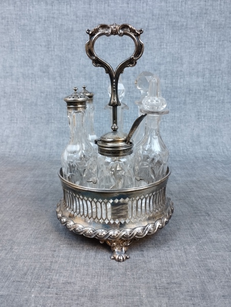 Bordssurtout. Nysilver & glas. 1800-1900tal.