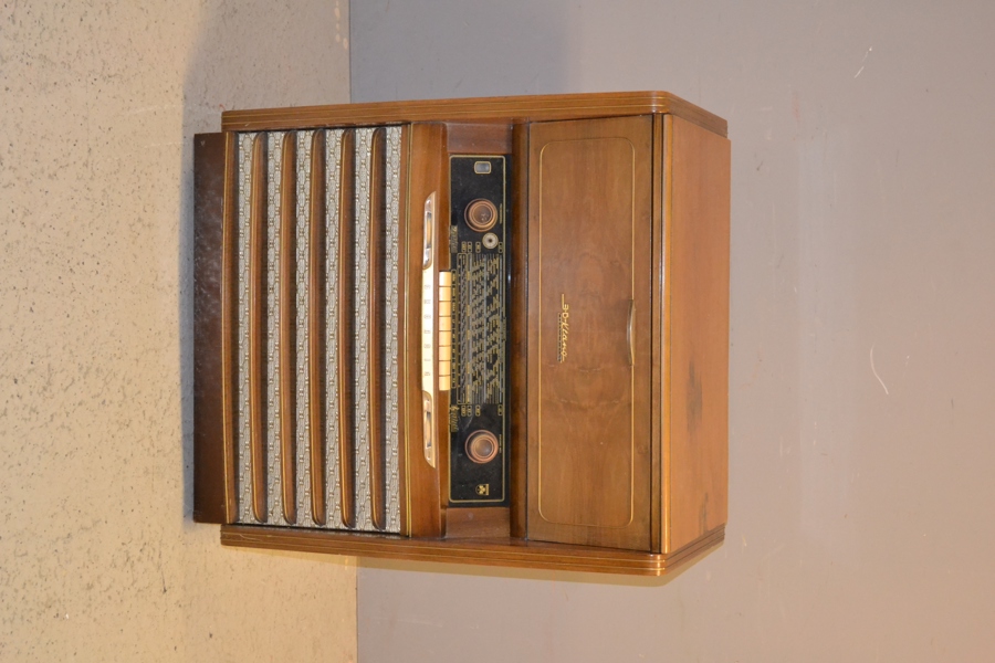 Radiomöbel. Grundig 7063, från 1956, Valnöt, inkl stenkakor.