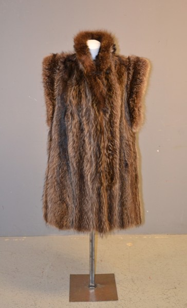 Päls-väst. Bruno Furs of Sweden.