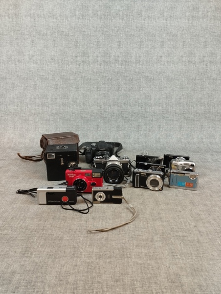 Diverse kameror Bl.a Olympus, Konica, Panasonic, Nikon, Canon m.m.