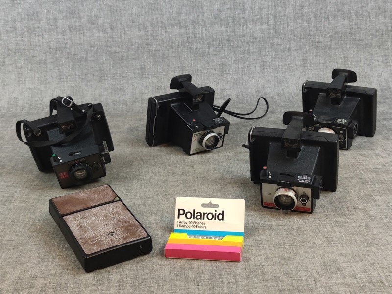 Diverse polaroidkameror.