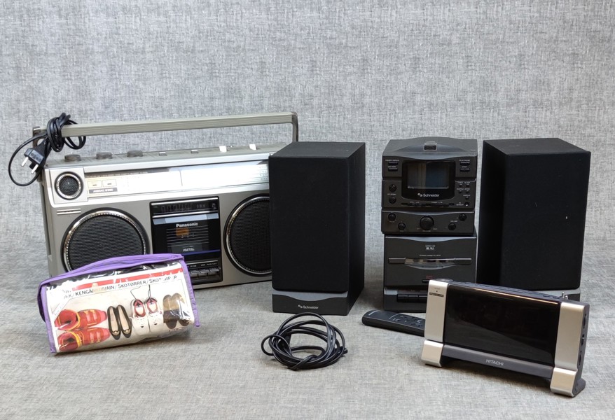 Stereo Schneider, Panasonic, Radio Hitachi & skotork Elram.