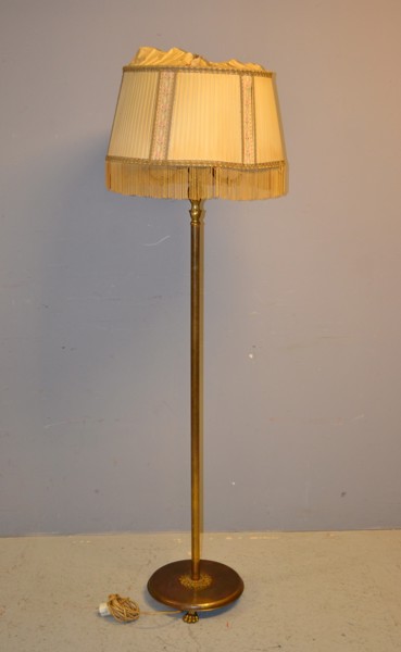 Golvlampa. Malm, 1900 talet.