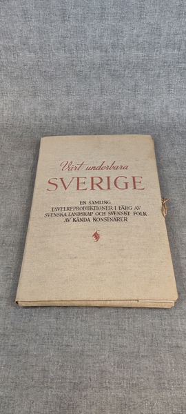 Vårt underbara Sverige. En samling tavelreproduktioner i färg av svenska landskap och svenskt folk av kända konstnärer.