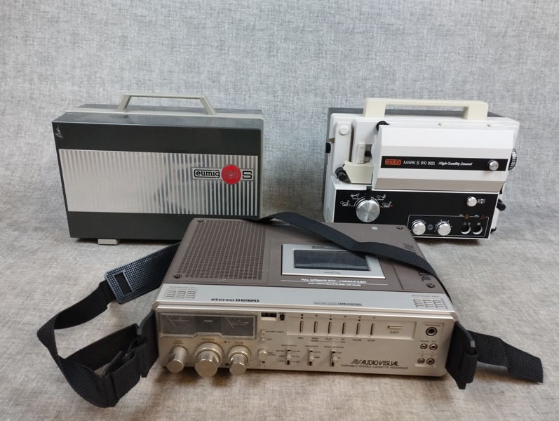 AUDIO VISUAL. Portable Stereo cassette recorder & 2 projektorer.