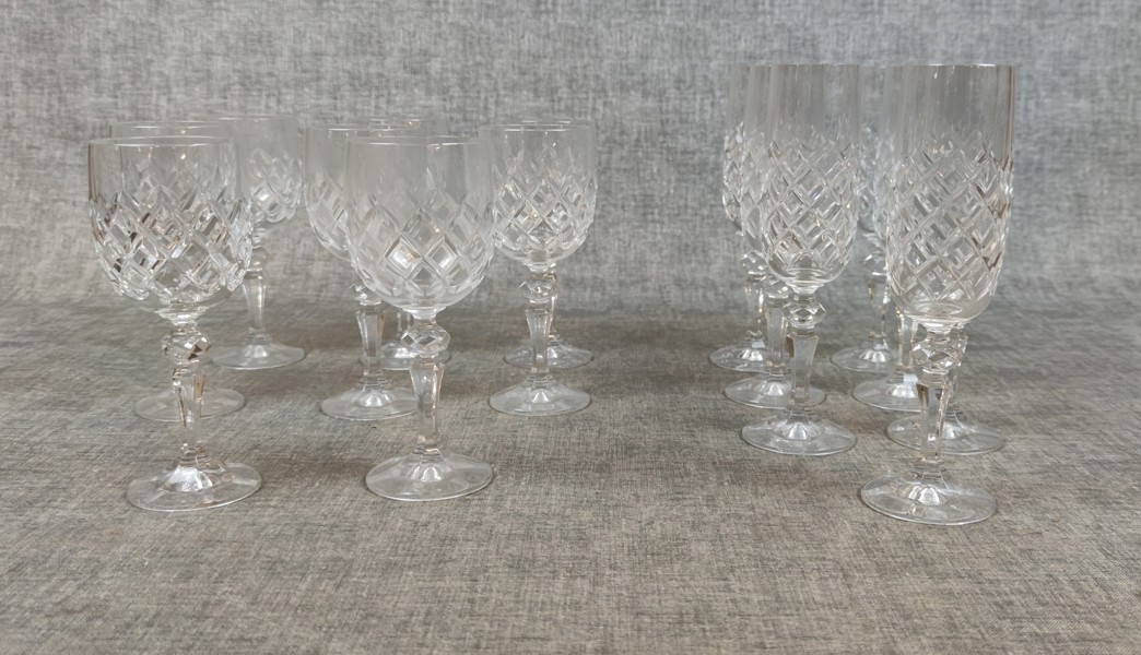 8 Vinglas & 7 Champagneglas. Bohemia Czechoslovakia, 1900 talet.