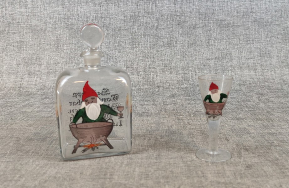 Snapsflaska & snapsglas. Målat glas med julmotiv, 1900 talet.