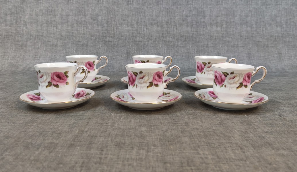 6 Kaffekoppar med fat. Princess roses "Queen Anne", Bone China, England.