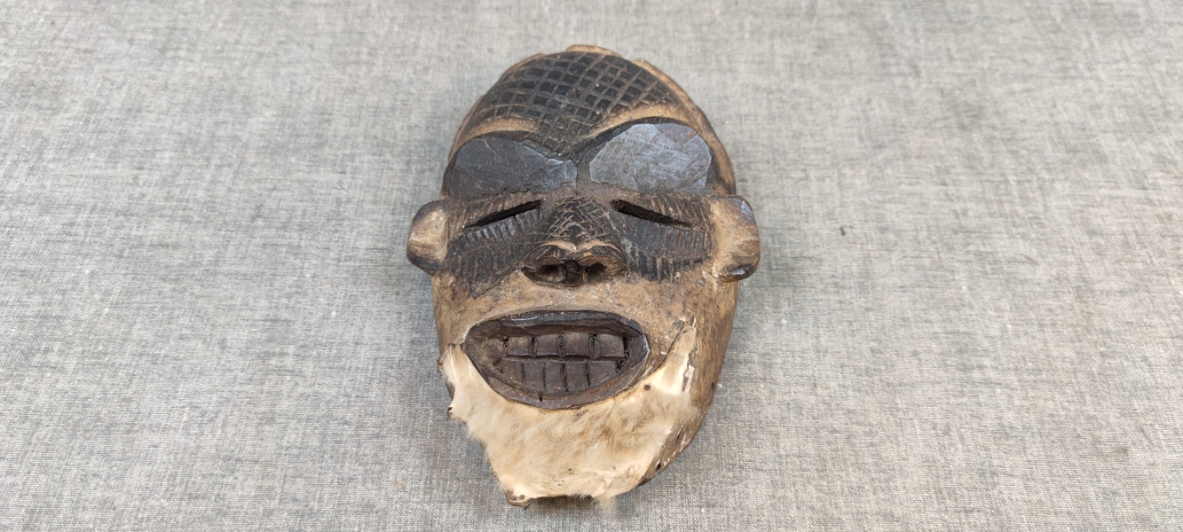 Mask. Skuret trä & djurhud, Möjligen Dan, Liberia, 1900-Talet.