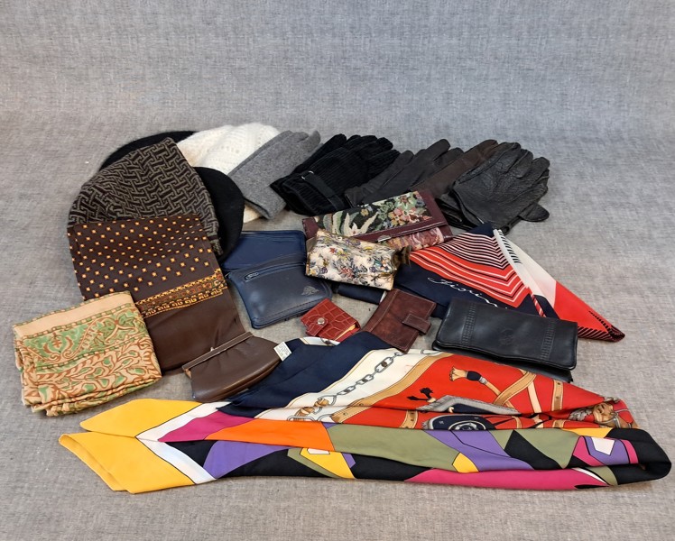 Diverse mössor, basker, handskar, skarfs, plånböcker m.m._32130a_8dc650732756ebe_lg.jpeg