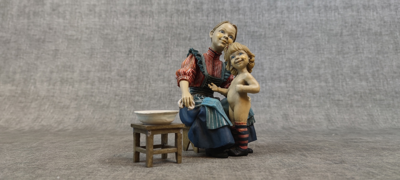 CANDY DESIGN. Figurin, kvinna med barn & tvättbalja. Norge._32302a_8dc6e82bc4466eb_lg.jpeg