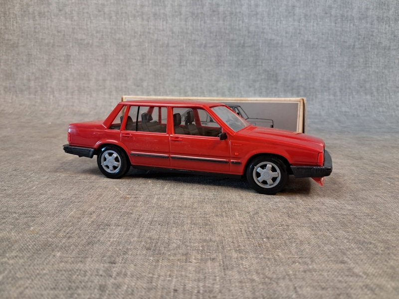 Modellbil, Volvo 740 Turbo, Plast, Finland, Red, Originallåda.