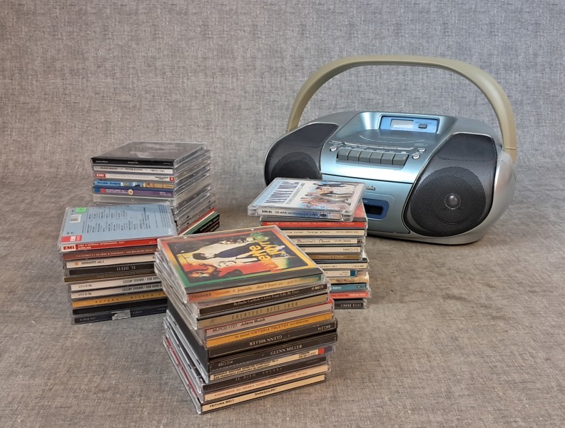 Panasonic Portable stereo CD system & CD-skivor.