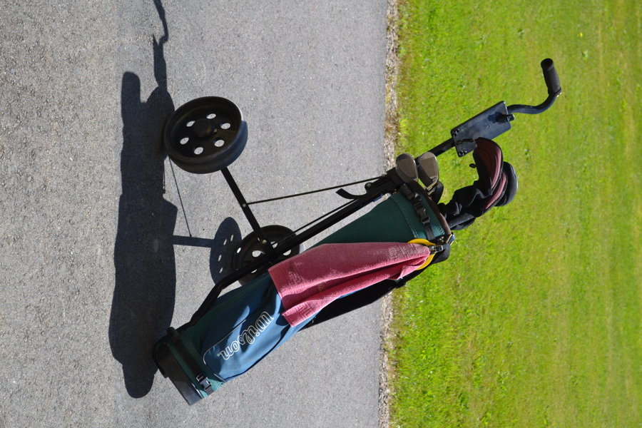 Golfbag med klubbor.