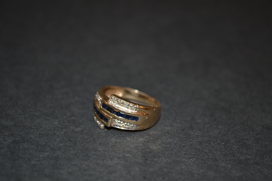 RING GULD 18K med 14 Diamanter & 12 Safirer 2,6 gram.