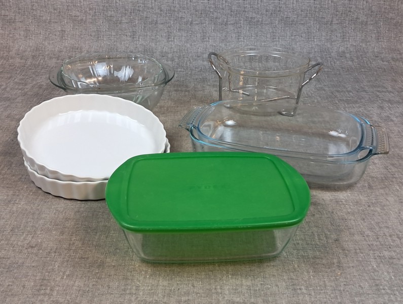 Diverse ungsformar. Bl.a PYREX.