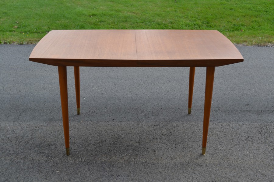 Matbord med iläggsskiva. Teak, 1950/60-talet.