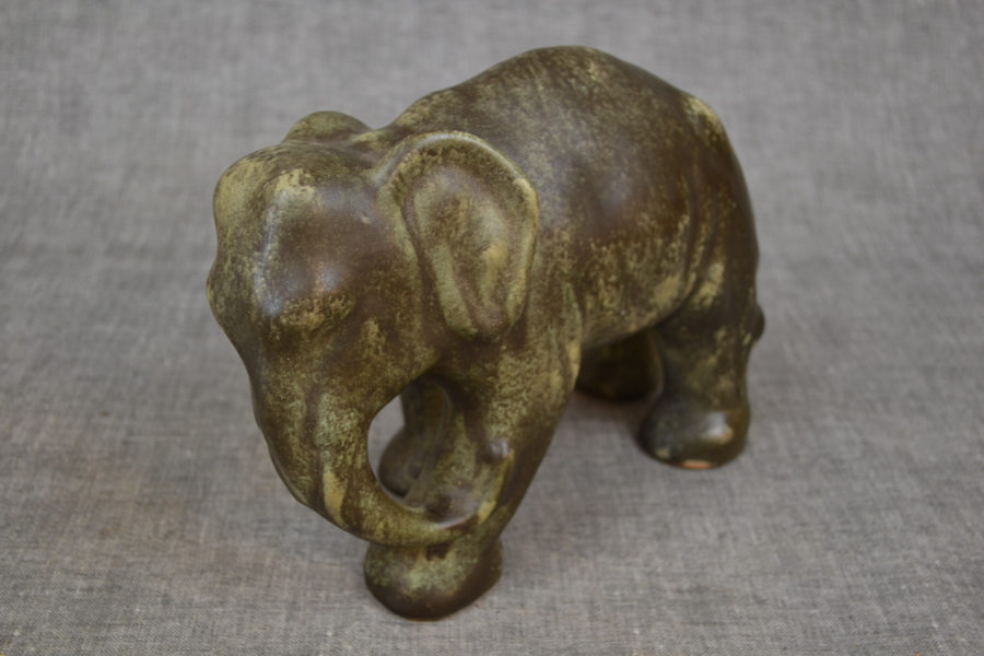 Figurin. Elefant, Glaserat stengods, Johgus, Bornholm, Danmark.