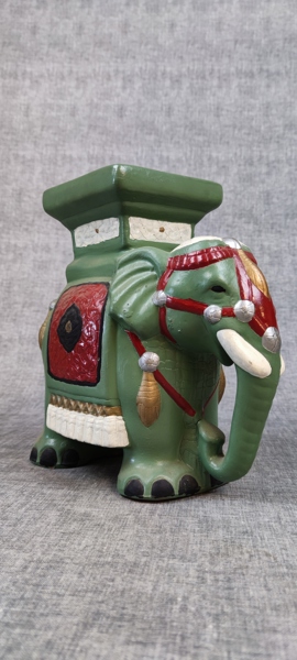  Orientaliska elefant-piedestal. 