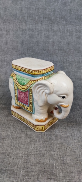  Orientaliska elefant-piedestal. 