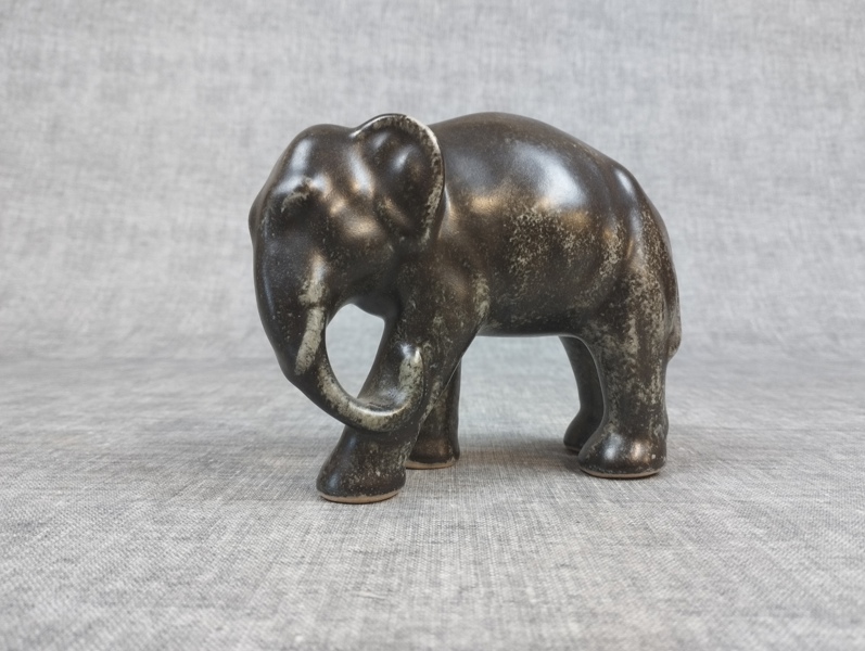 Figurin. Elefant, Glaserat stengods, Johgus, Bornholm, Danmark.