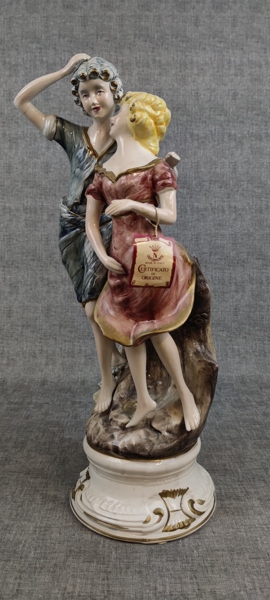 Stor figurin. CAPODIMONTE ITALIEN. Skadad.