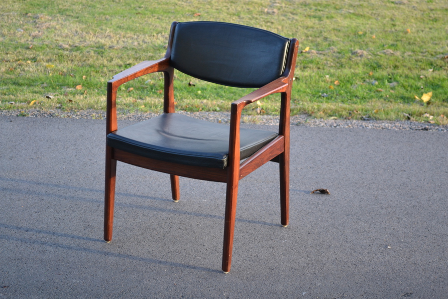 STOL. Eric Buch för Orum, Danmark, teak & skinn, 1960-talet.